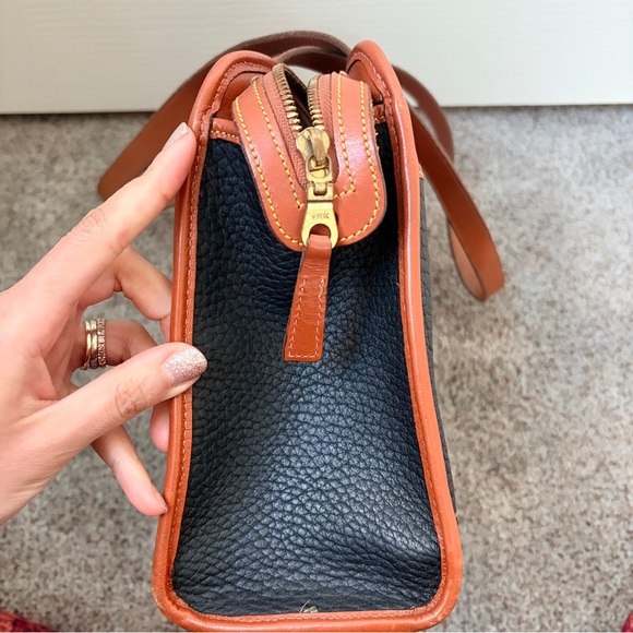 Dooney and Bourke rare vintage all weather leather shoulder bag - Picture 5 of 13